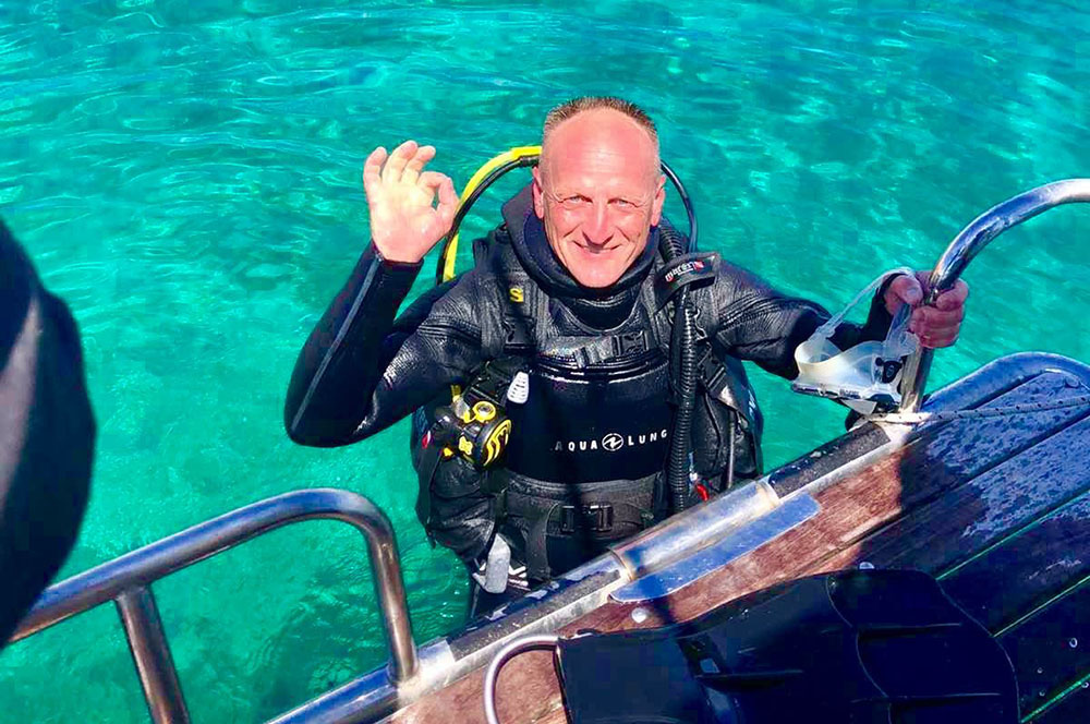 Support by our dive guides above and below water